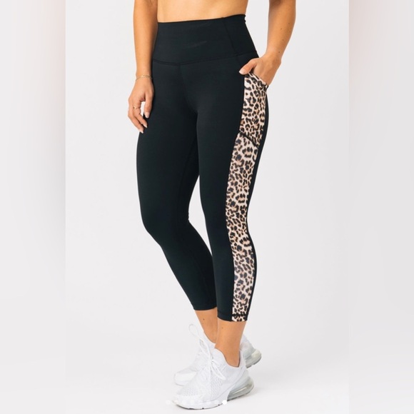 Zyia Active cropped leggings leopard pocket brilliant Hi Rise 8/10 - Picture 1 of 8